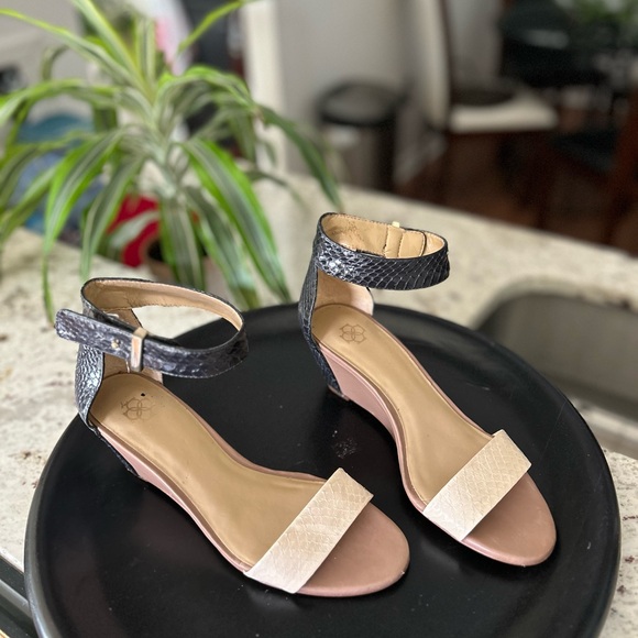 FREE FANNY PACK/ ANN TAYLOR GENIUNE LEATHER HEELS - Picture 2 of 5